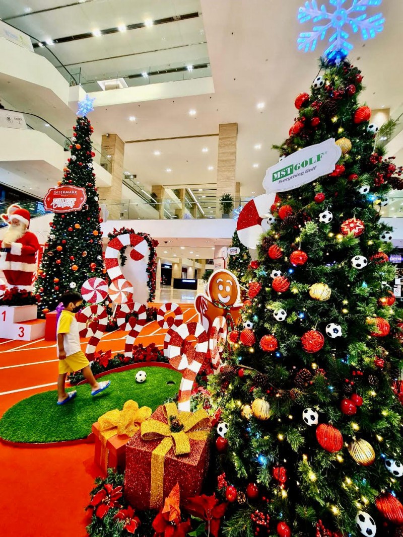 Shopping Mall Christmas Tree – Stock Editorial Photo © filedimage #124719466